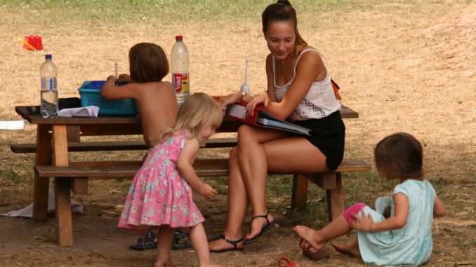 Erzieherin mit Kindern Erzieherin mit Kindern